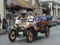 NUHS Parade 15 med.jpg (61079 bytes)