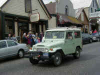 NUHS Parade 60 med.jpg (46112 bytes)