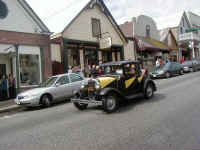 NUHS Parade 94 med.jpg (49578 bytes)